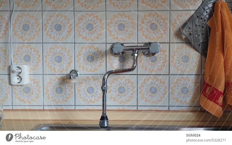 60s kitchen with floral tiles Kitchen 15 x 15 cm quadratric flowers little flowers floral pattern Tap Hose Soap holder Magnetic Sink Towel Checkmark Socket