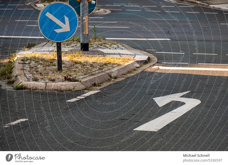 Two directions Directions Arrow Left Right back and forth groundbreaking Change in direction Transport Orientation Road marking Signs and labeling Clue