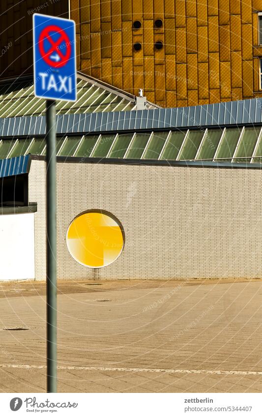 Cab stand at the Berlin Philharmonic Hall Architecture on the outside avant garde Bauhaus Facade Hans Scharoun Concert Concert Hall Berlin Concert House Culture