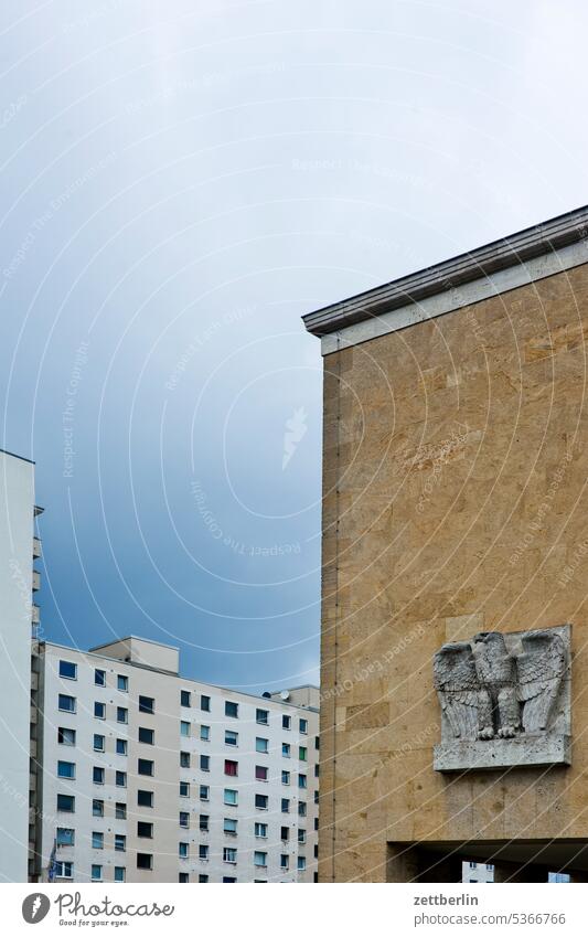 Square of the Airlift Berlin Far-off places Trajectory Airport Airfield Freedom House (Residential Structure) Sky High-rise Horizon Apartment house Deserted