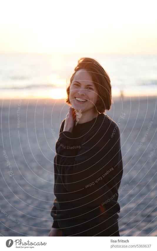 SUNSET - WOMAN - HAPPY Woman Sunset Short-haired Brunette Beach Ocean Vacation mood Vacation & Travel Laughter fortunate Joie de vivre (Vitality) vacation