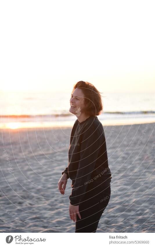 JOIE DE VIVRE - WOMAN LAUGHING BY THE SEA Joie de vivre (Vitality) happiness Joy muck about To enjoy Happiness Happy fun Summer Exterior shot Colour photo