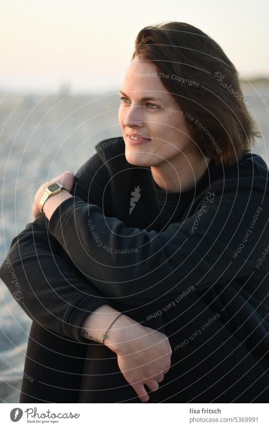 WOMAN - WATCHING - IN THE SAND Woman 30s 30-35 years Brunette Short-haired Observe Sand vacation Vacation & Travel Grinning Smiling Adults Colour photo