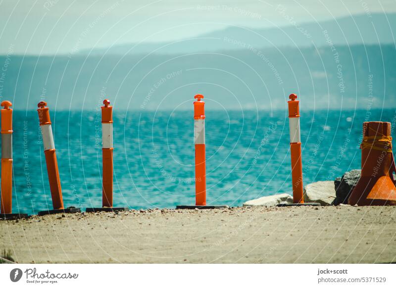 flexible bollards stand in the sunshine Bollard Bay Jetty Nature Idyll Silhouette Neutral Background Australia Tasmania Ocean Tasman sea Pacific Ocean