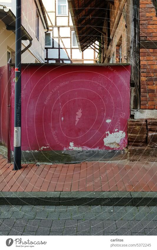 On the wall in wait sits 'ne small ......  | search image Wall (barrier) half-timbered Facade Lantern off pavement Wall (building) Building Architecture