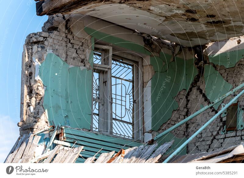 destroyed houses in an abandoned city without people in Ukraine Donetsk Kherson Kyiv Lugansk Mariupol Russia Zaporozhye attack bakhmut blown up bombardment