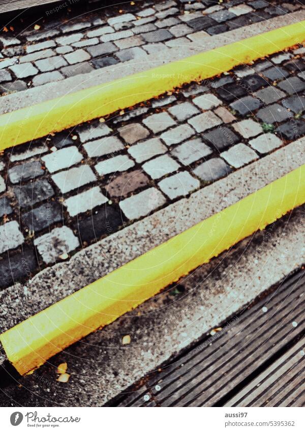 Yellow IV Ground Direction Line Chain cordon Deserted Exterior shot Lanes & trails Asphalt Clue Navigation Road marking Orientation Sign Arrow Street waypoint