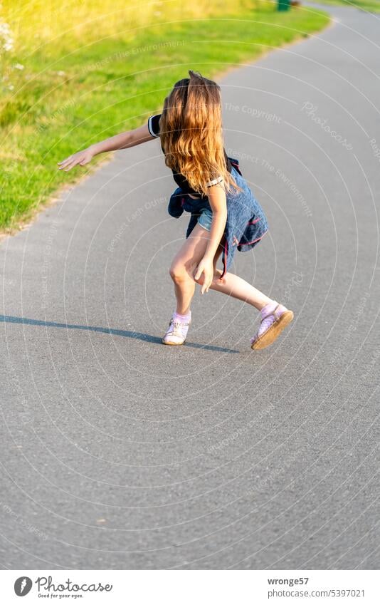 Favorite hairstyle | wild topic day Girl Long-haired Exterior shot Day Child Hair and hairstyles 3 - 8 years concealed face Wild Exuberance omitted Cartwheel