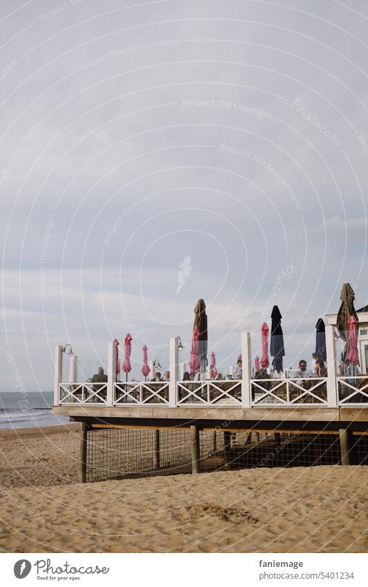 Strandpavillon in Cadzand Pavillon Restaurant Nordsee Küste Essen Lokal Sonnenschirm Strandbar Sommer Relaxen Entspannung Gönnen Gemütlich Sand