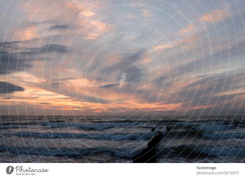 Sonnenuntergang an der Nordsee mit schöner Wolkenformation Strand Cadzand Holland Niederlande warme Farben Meer Wellen Wellengang Wellenlinie Polder Strandfoto