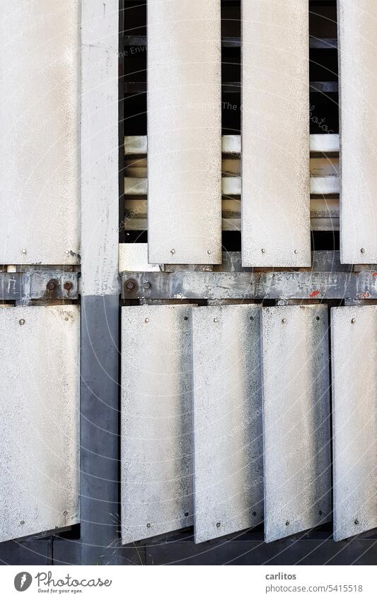 Supply air/exhaust air louvers | Side wall of a parking garage Parking garage downtown Ventilation supply air Outlet air slats perpendicular Parallel