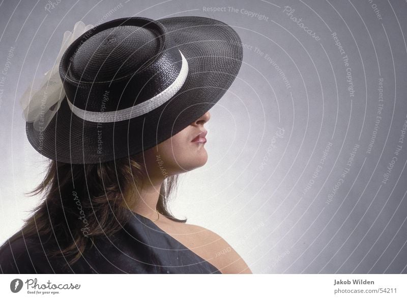 hat Woman Soft Black White Dark Cold Anonymous Hat Rag unnabar portrait in front of grey background studio shot with flash