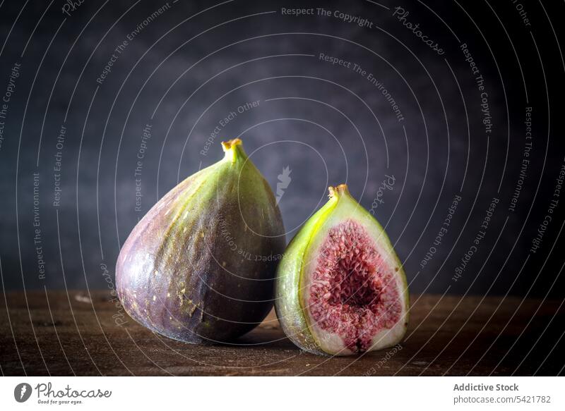 Ripe figs placed on wooden table fruit rustic ripe fresh whole half healthy food vitamin natural organic nutrition tasty arrangement layout composition