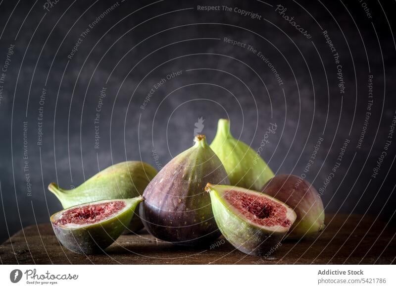 Ripe figs placed on wooden table fruit rustic ripe fresh whole half healthy food vitamin natural organic nutrition tasty arrangement layout composition