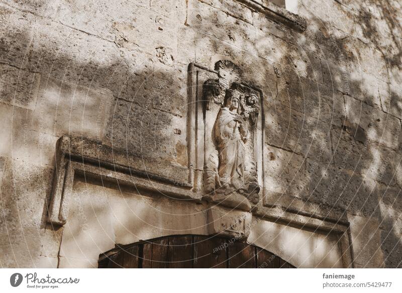 Steinwand mit Mutter Gottes in Les Baux de Provence Kirche Les Baux-de-Provence Süden Frankreich Toskana Mediterran Mittelmeer Provenzalisch Dorf Alt Pittoresk