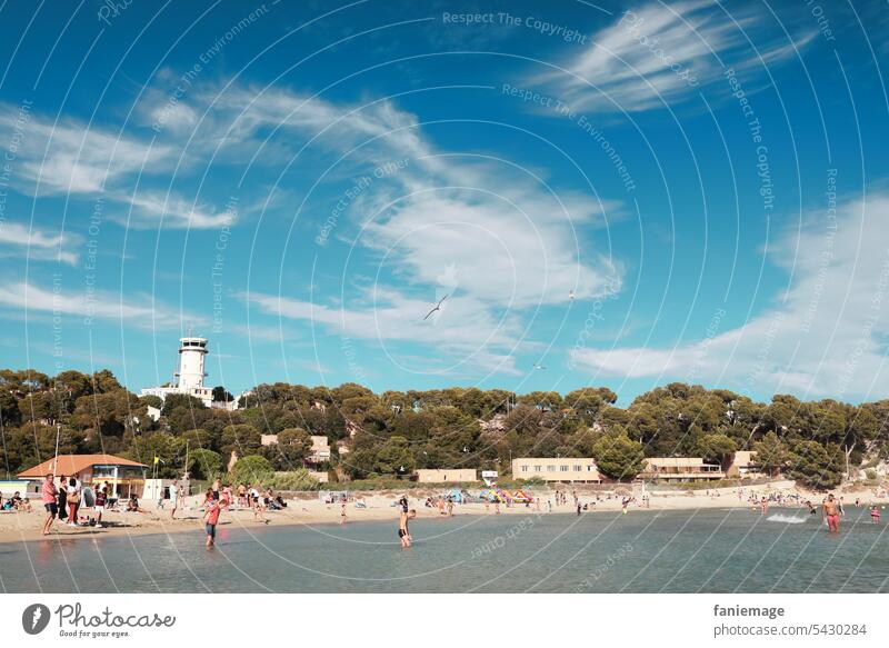 Strand Plage du Verdon an der Côte Bleue in Südfrankreich mit Leuchtturm und Pinienwald im Hintergrund Strand Verdon Provence türkises Wasser blauer Himmel