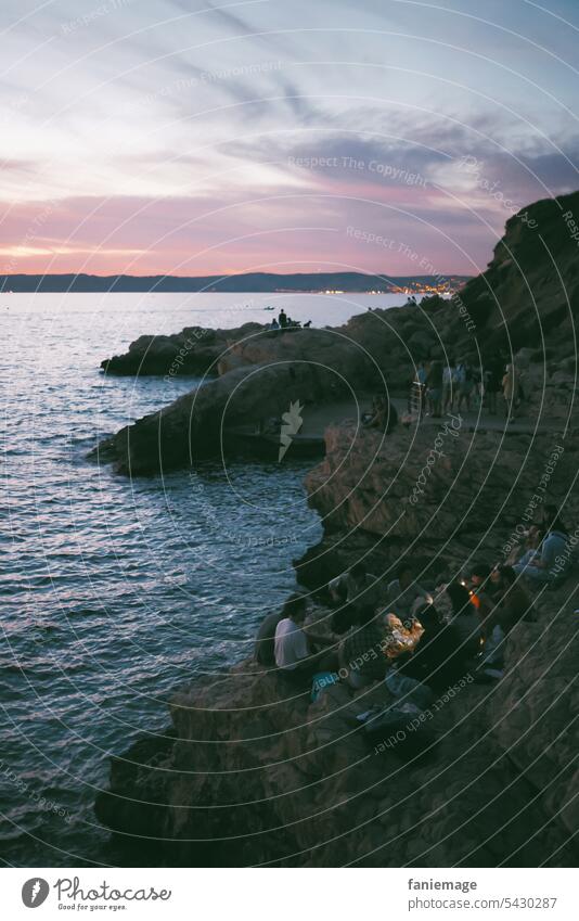 den Tag am Strand ausklingen lassen Marseille Hafenstadt Felsen Felsküste Entspannung relaxen Feierabend Abendspaziergang Feiern Sonnenuntergang blaue Stunde