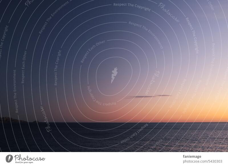 Blick von der Corniche übers ruhige Meer nach Sonnenuntergang mit einer Wolke im Hintergrund Marseille Wolken Wölkchen Abendstimmung hellblau rosa orange