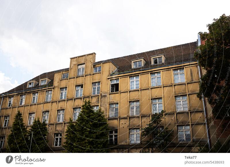 standstill forsake sb./sth. German Germany East Old Broken abandoned Hall Saale