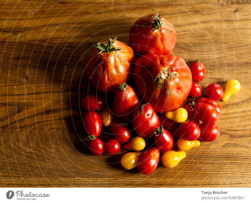 Red and yellow tomatoes from above on a wooden table Organic vegetables Vegetable Fresh Nutrition Healthy Eating Organic produce Vegetarian diet Yellow Harvest