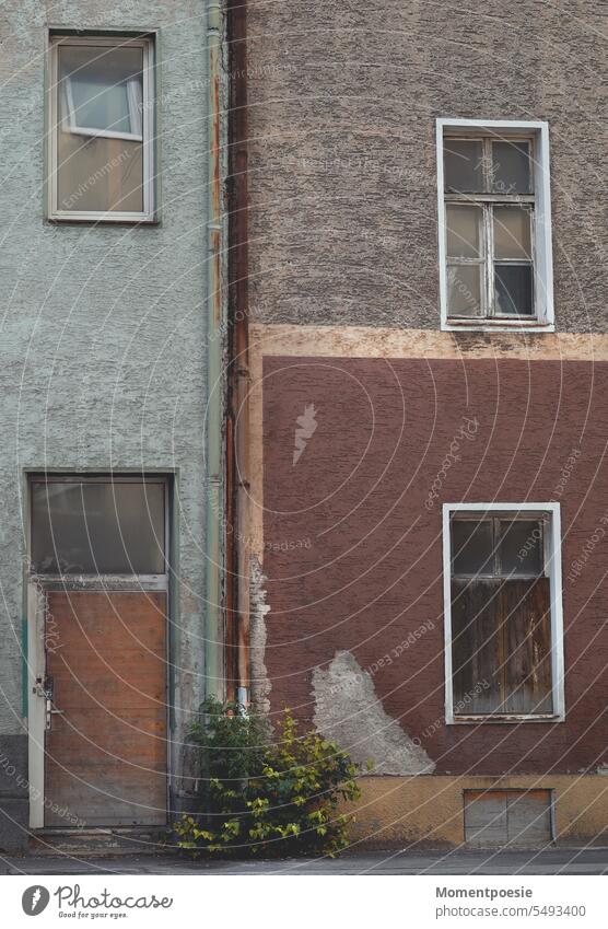 town Town Outskirts Old town vacant Derelict Decline House (Residential Structure) Deserted Building accessibility Broken broken windows Exterior shot Poverty