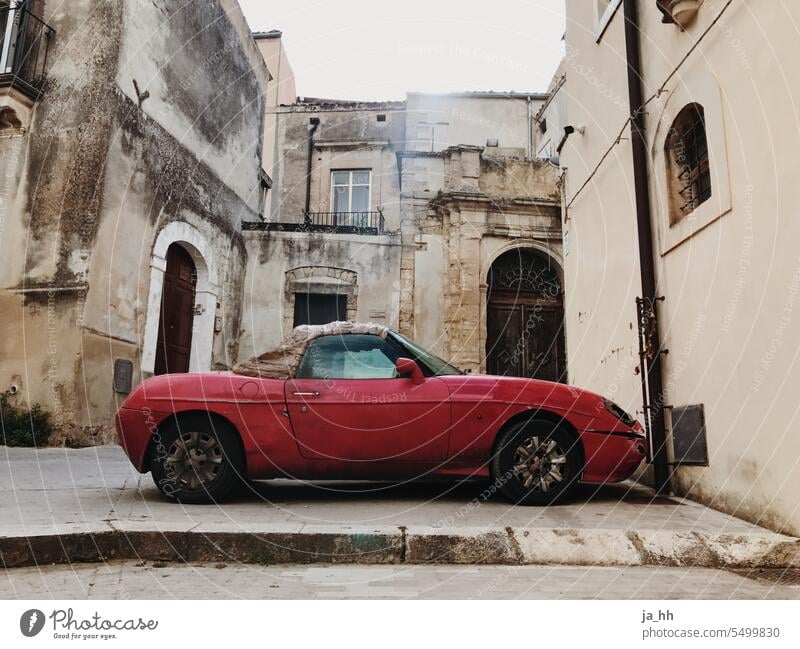 Old town with car Italy Sicily ragusa Ragusa Ibla Mediterranean Ruin House (Residential Structure) houses Brick Tiled roof Beige dolce vita italophile Italian