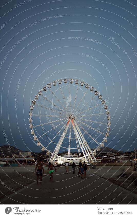 Riesenrad Marseille Badegäste Strand Nacht nachts blaue Stunde Vergnügen Freizeit Spaß Bewegung schwindelig riesig