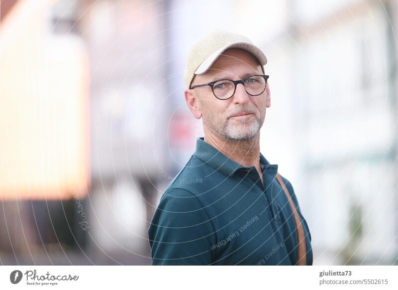 Drinkje bej Inkje | eye contact with attractive man 60+ with glasses, baseball cap and three-day beard portrait Man Face of a man Looking into the camera