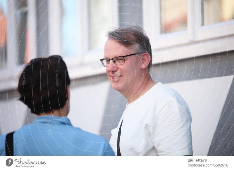 Drinkje bej Inkje | Nice to meet you - man and woman in nice conversation, small talk on the street portrait Man Woman two people To talk Smiling informally