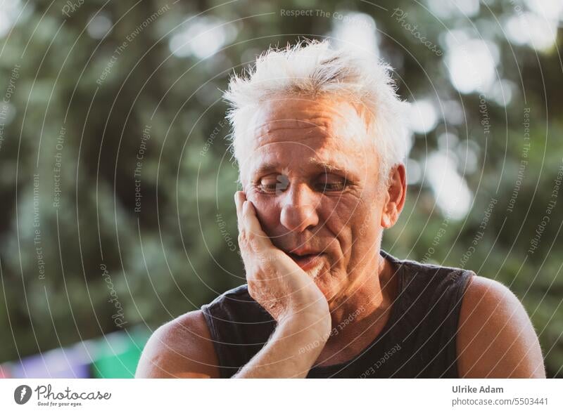 Drinkje bej Inkje | Man rests his chin and ponders naturally Friendliness Congenial Chin up Adults Human being Head Facial hair Looking Masculine Face