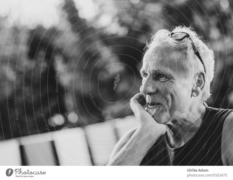 Drinkje bej Inkje | The rogue - man props up his chin and looks mischievously to the side Impish Rascal Brash Smiling portrait Short-haired Exterior shot