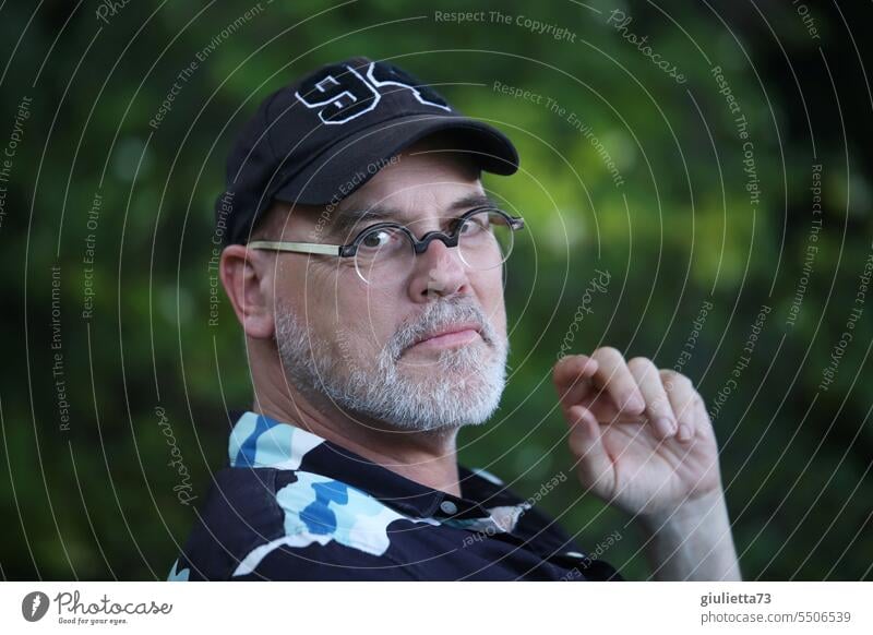 Drinkje bej Inkje | portrait of a gray-bearded man with glasses and baseball cap in the greenery Man Masculine Face Facial hair Adults Looking