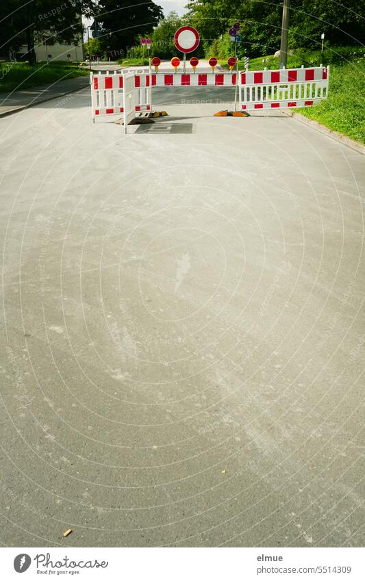 At the end of the road there are red and white barriers and a "No through traffic" sign Transit prohibited Road sign VZ 250 Protective Grating road closure