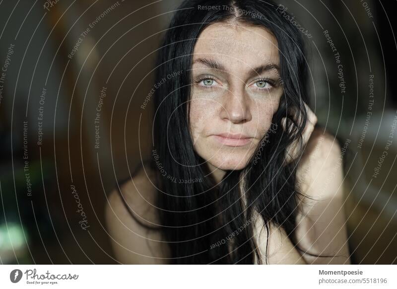 black-haired woman Face of a woman Black-haired Long-haired Freckles Adults Woman pretty 18 - 30 years Poverty Feminine naturally Youth (Young adults) Authentic