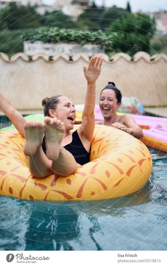 POOL PARTY - JEIH - SUMMER - GIRLFRIENDS pool pool party girlfriends Comical muck about Swimming & Bathing Floating tyres Summer Water Relaxation Refreshment