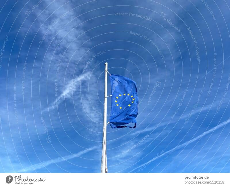 The European flag waving in the wind / Photo: Alexander Hauk Flag Cloth Blue stars Sky Clouds Flagpole european election policy Economy Company free time