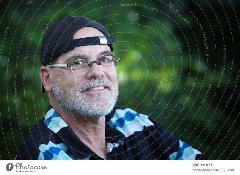 Drinkje bej Inkje | Friendly portrait of a gray-bearded man with glasses and baseball cap Human being Man Masculine Adults Colour photo Exterior shot 1 Face