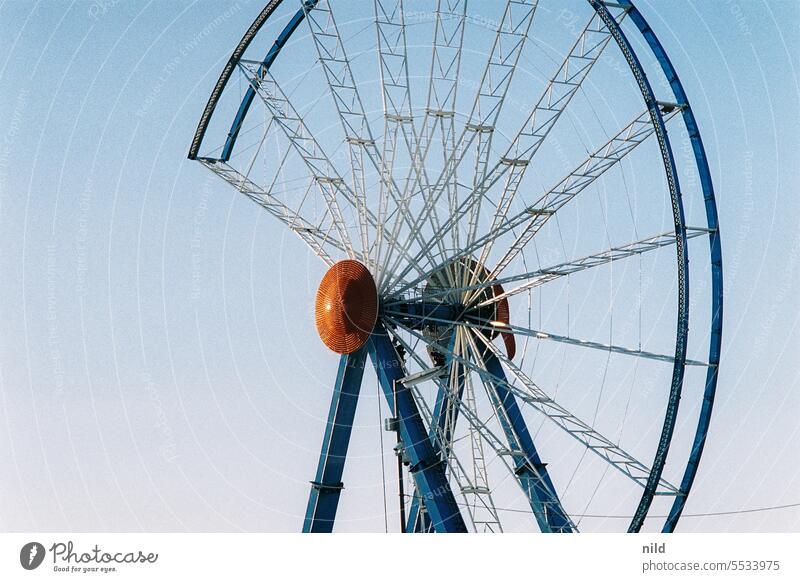 Oktoberfest Munich - Assembly Ferris wheel Fairs & Carnivals Theme-park rides Amusement Park Feasts & Celebrations Tall Attraction build Preparation