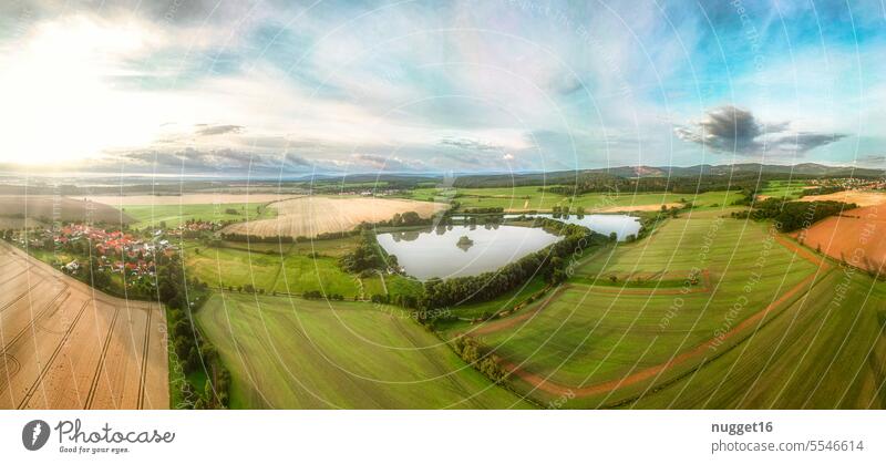 Teiche eingebettet zwischen Wiesen und Feldern, Luftaufnahme Cumbacher Teiche Thüringen See Wasser Naturschutzgebiet Vogelschutzgebiet Panorama (View)