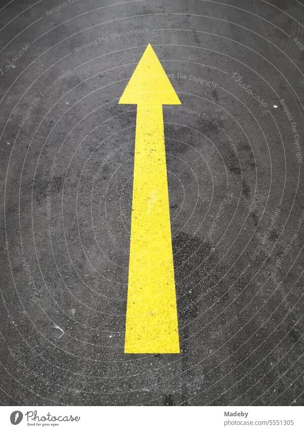 Long yellow arrow on gray asphalt on the parking deck of a parking garage or parking garage at Sabiha Gökcen Airport in Istanbul on the Bosporus in Turkey