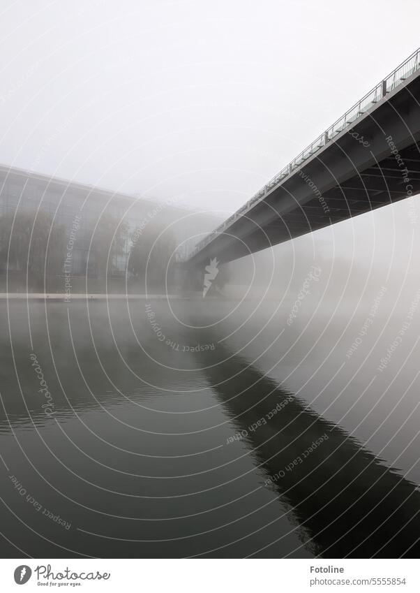 It's getting autumnal. The fog swallows up all the colors. The city bridge leads over the Mittelland Canal into the car city of Wolfsburg. Well, I'll cross it and go to work.