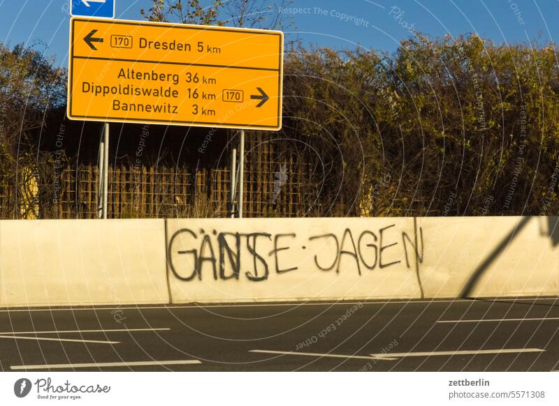 Hunting geese/guests Turn off Asphalt Highway Corner Lane markings Driving locomotion Clue Curve Line Left navi Navigation Orientation Arrow Right voyage