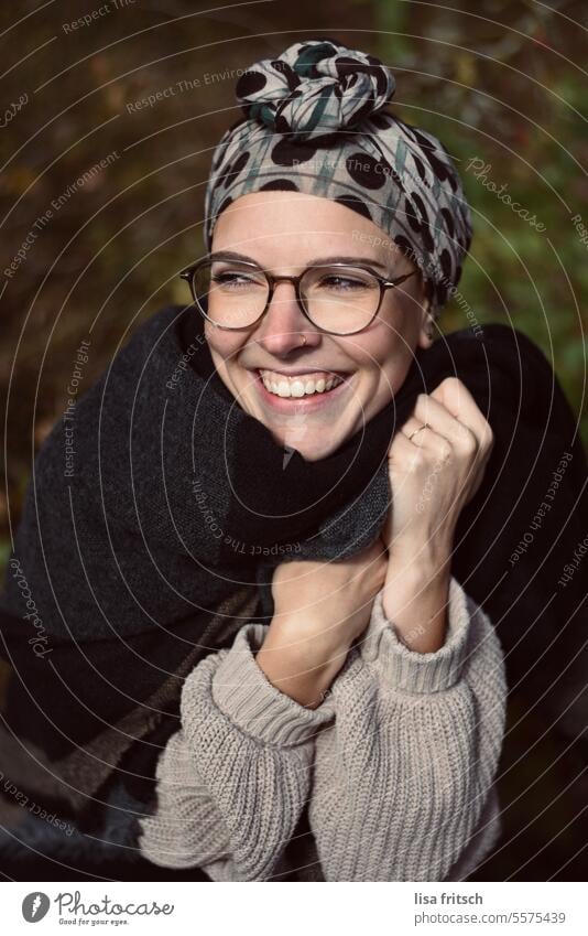 WOMAN - LOOK AWAY - LAUGH Woman 18 - 30 years sedentary Eyeglasses Headscarf beautiful teeth Adults Young woman Feminine Looking away pretty Emanation naturally