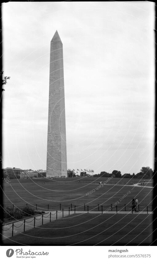 Washington Monument with visitors, Washington DC, USA Maryland District Of Columbia Americas American Capital city Statue monument Facade Landmark Architecture