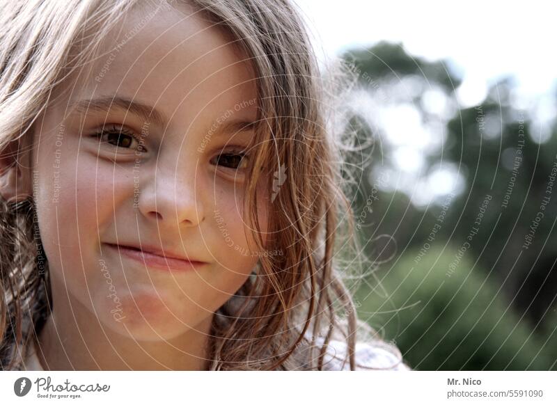 Race nümpfen Looking into the camera portrait Grinning Brash Laughter naturally Long-haired Face Girl Feminine Impish Optimism Joie de vivre (Vitality)