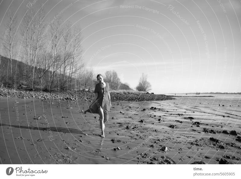 Frau am Strand Kleid Sand Fluss Wasser schönes Wetter gehen Bäume Vegetation Umwelt natur Landschaft sonnig Steine Horizont Himmel