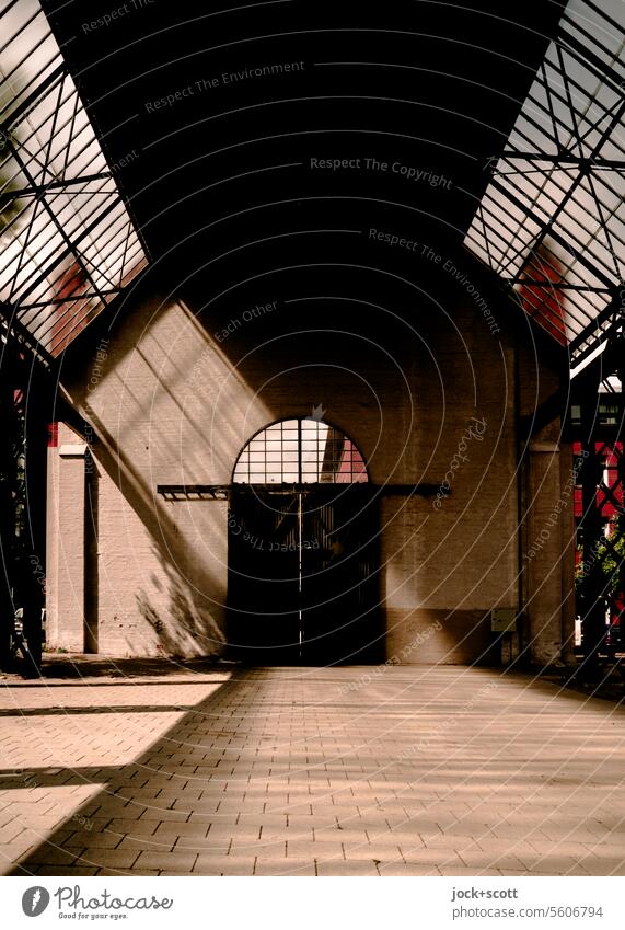 Reverberation in the hall Hall Architecture Goal Skylight Light (Natural Phenomenon) Shadow Low-key Sun's position Silhouette Contrast Past Cultural monument