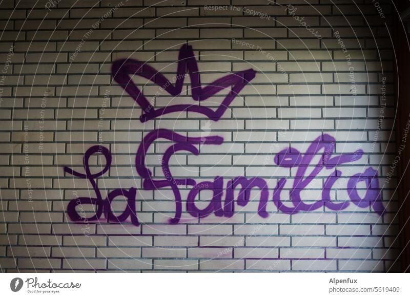 the crown of creation - la familia Family Family & Relations Together Domestic happiness La Familia Happy Trust Life Safety (feeling of) Attachment Graffiti