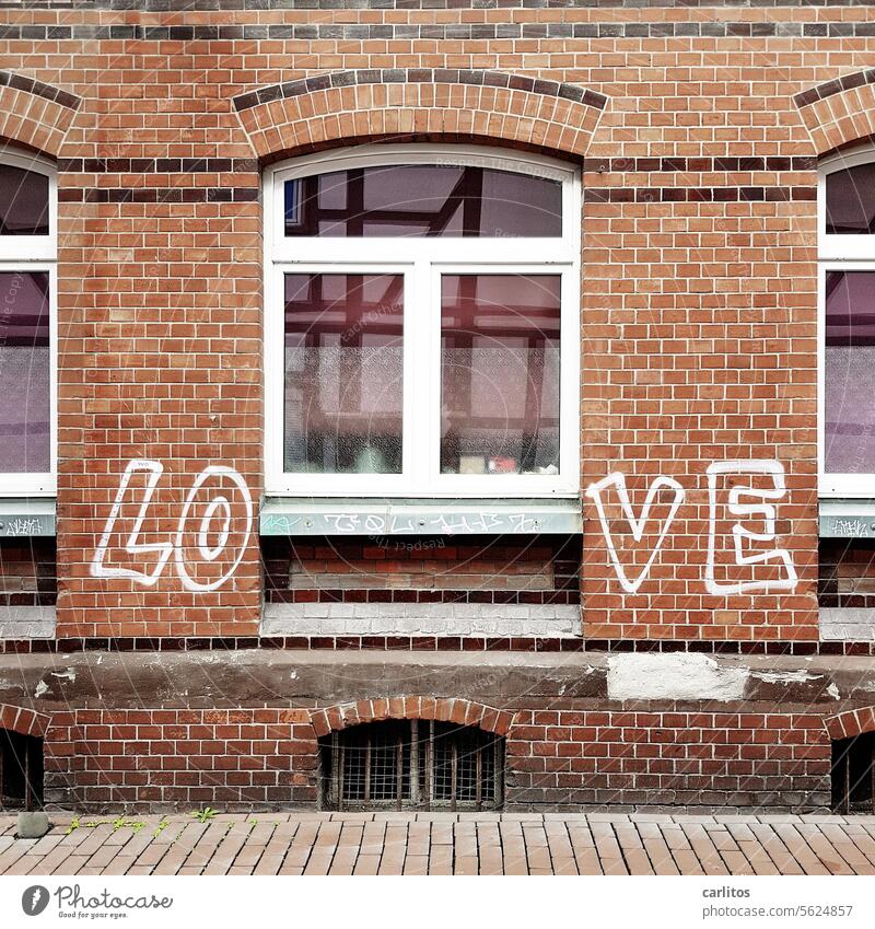 LO VE Love Graffito Graffiti Facade Window Wall (building) Wall (barrier) Characters Daub Youth culture Street art Subculture Mural painting Art Creativity