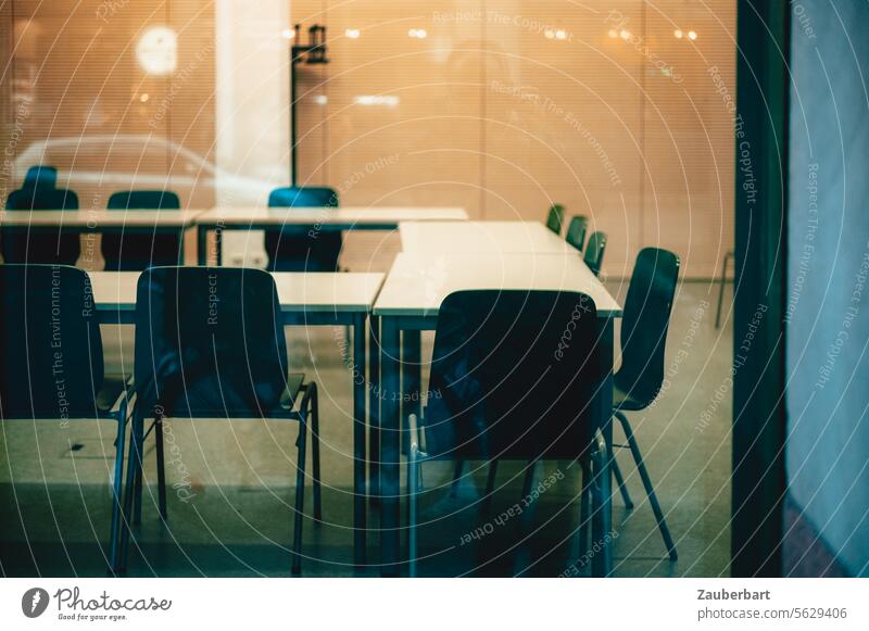 View of an empty seminar room behind the glass pane Room university University Seminar Seminar room Meeting Meeting room Table chairs Lecture observantly Slice